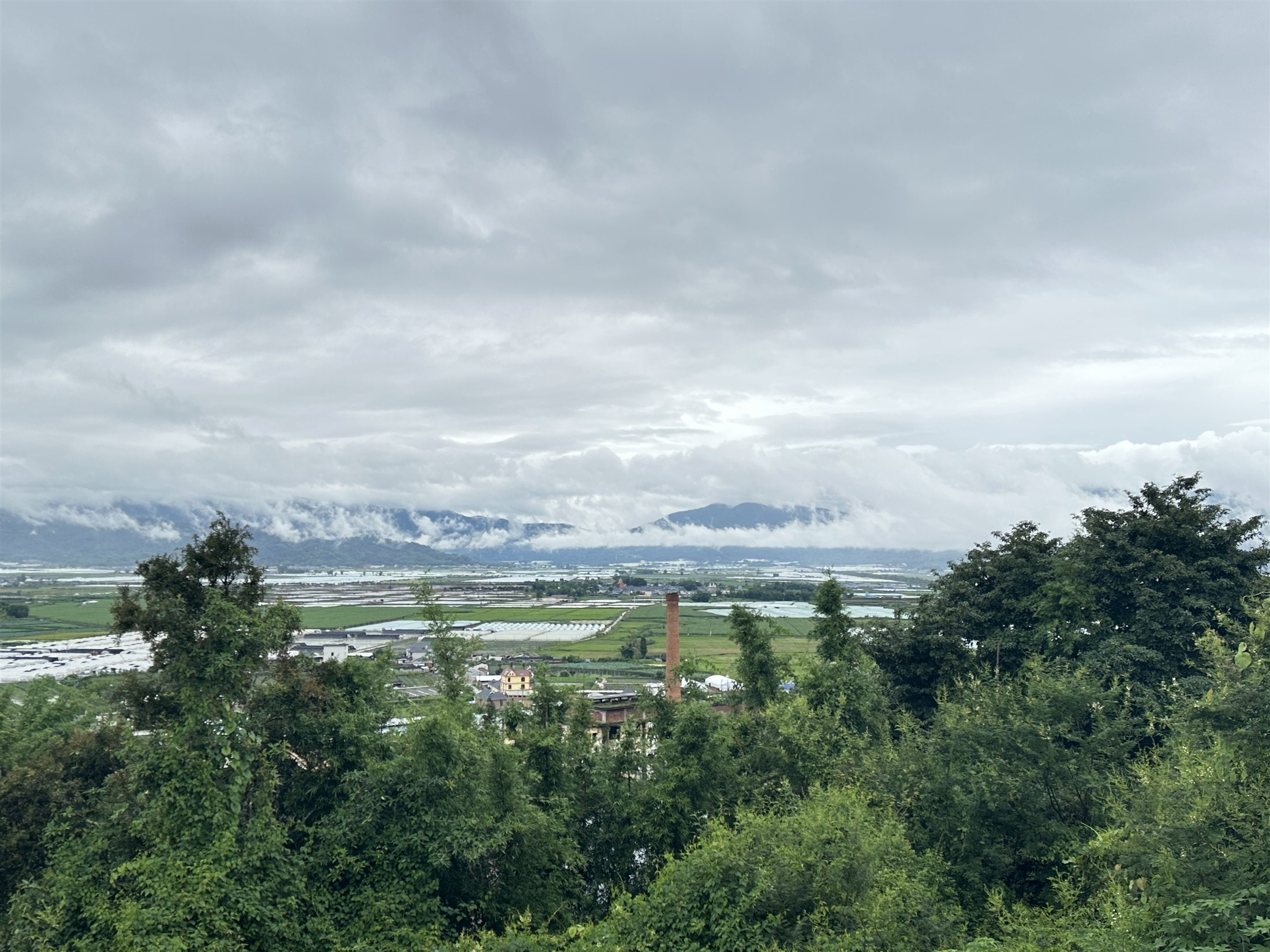 云雾笼罩的西双版纳坝区与远山